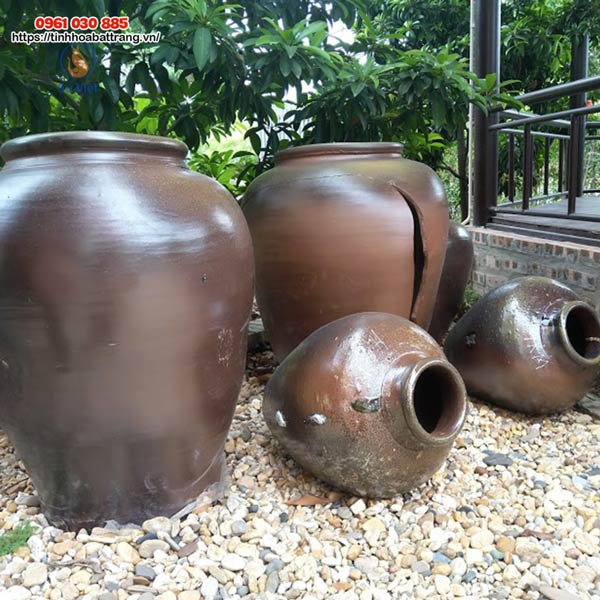 Các sản phẩm gốm sứ sân vườn được sản xuất từ chất liệu đất sét được nhào nặn đến tinh luyện